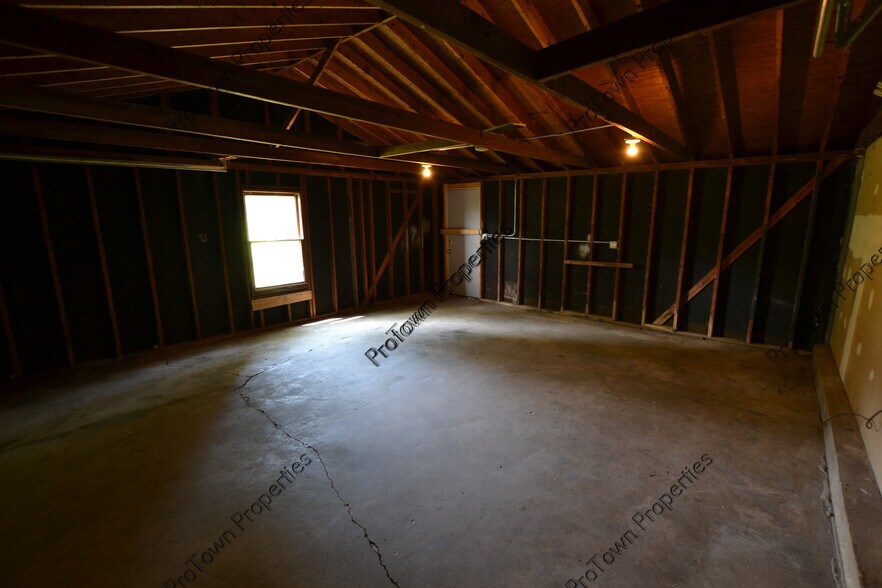 Building Photo - 821 Penfield Ave