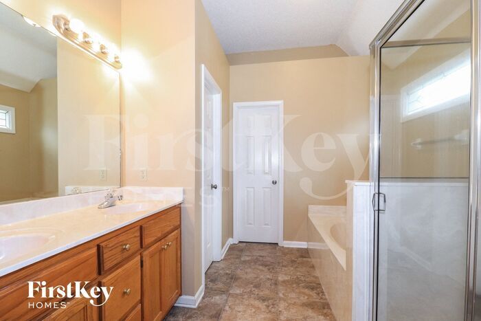 Building Photo - 9330 Sarsen Dr
