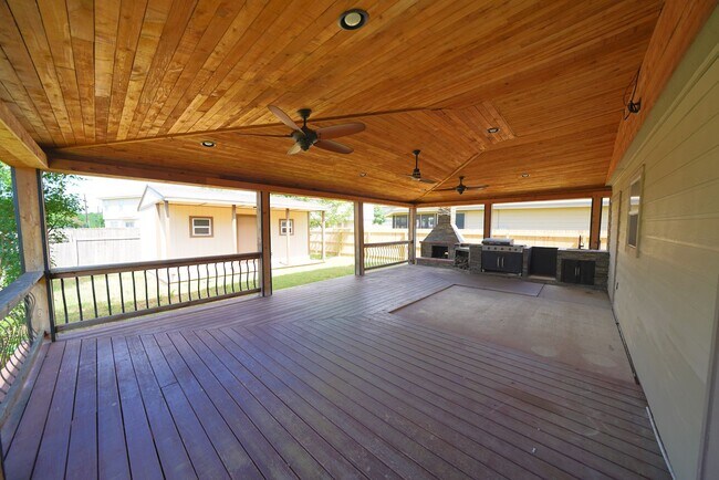 Building Photo - Great 4 Bedroom, 2.5 Bathroom Home Now Ava...