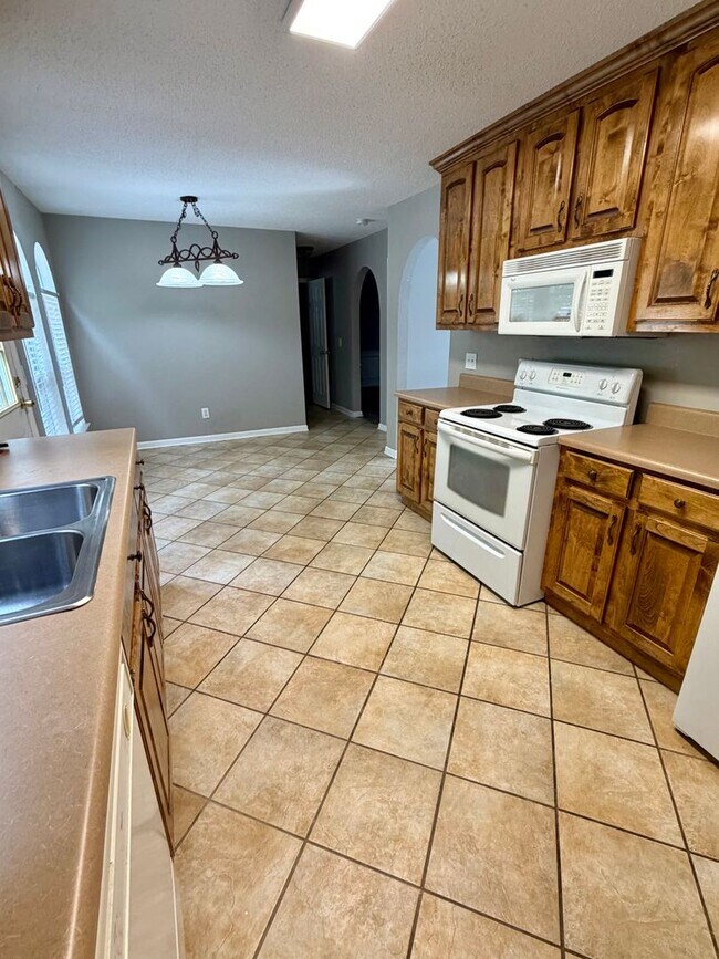 Building Photo - 1701 W Oak Dr