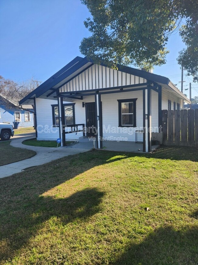 Building Photo - 765 E San Joaquin Ave