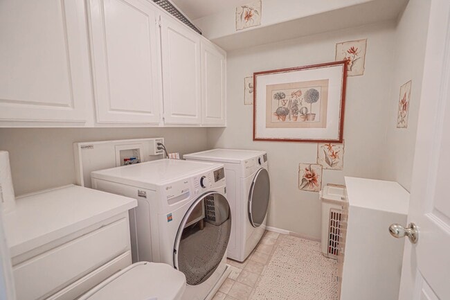 Building Photo - Stunning 4-Bedroom Home with Downstairs Bed/Bath, Views, and Remodeled Kitchen!