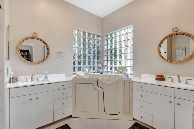 Building Photo - 23164 Via Stel