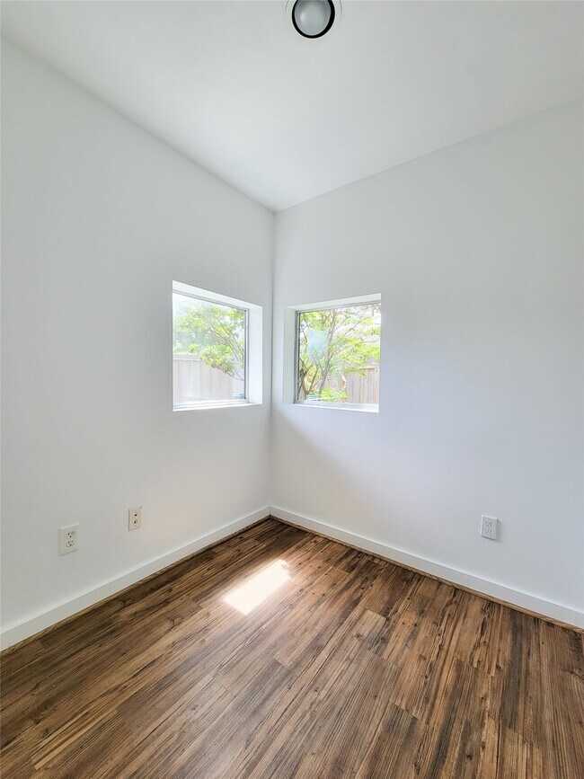 Building Photo - 2605 Calumet St