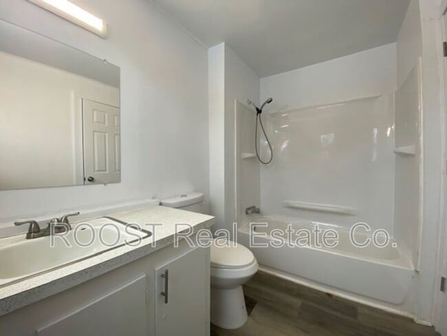 Building Photo - 124 S Chillicothe St