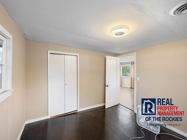 Building Photo - 2 Bed, 2 Bath with Yard, Parking & Laundry...