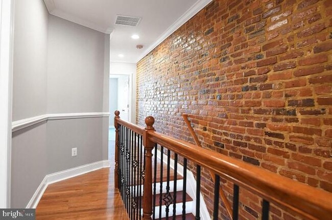 Building Photo - 2624 Llewelyn Ave