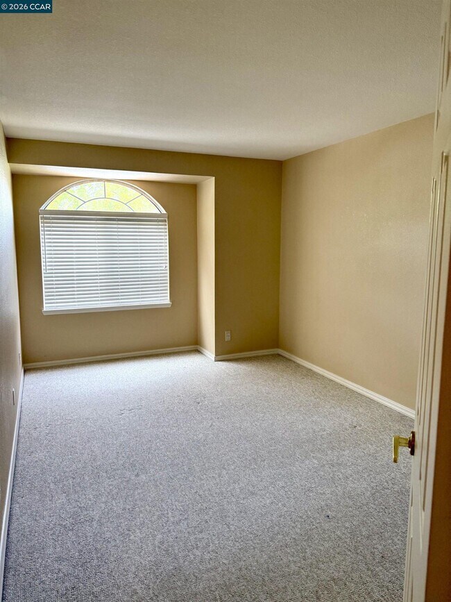 Building Photo - 365 Bellflower Dr