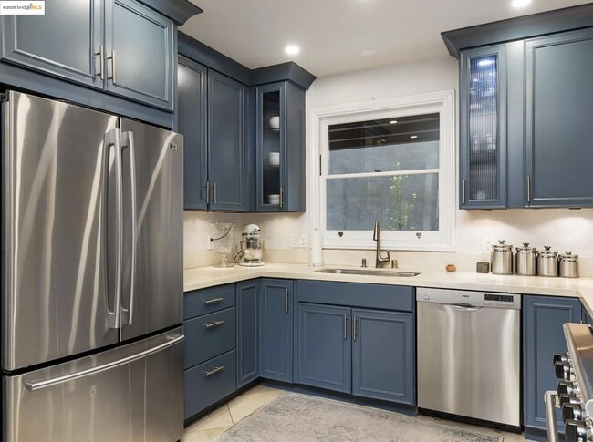 Building Photo - 801 Grosvenor Pl