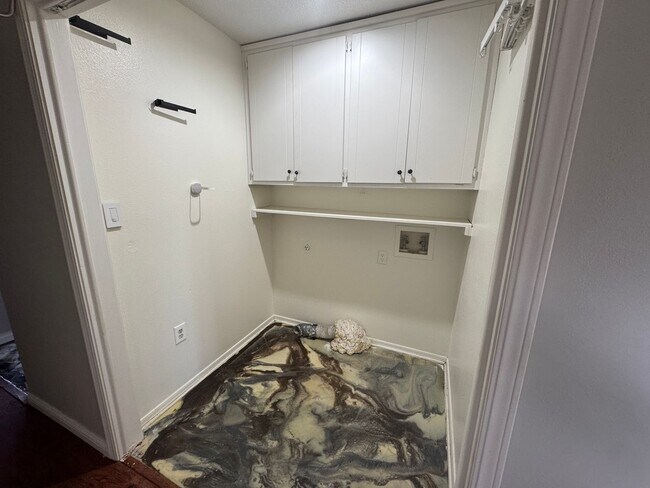 Building Photo - 3 BEDROOM  2 BATH 2 CAR GARAGE SITTING ON A CORNER LOT.  FEATURES INCLUDE: WASHER & DRYER HOOKUPS...