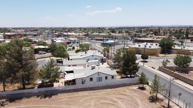 Building Photo - 8903 Old County Dr