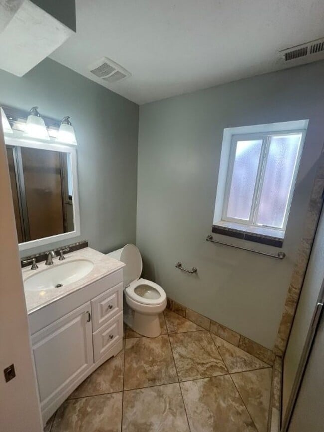 Building Photo - Your New Chapter Starts Here – 5 Bed, 2 Bath Syracuse Home + 2 Weeks Free!