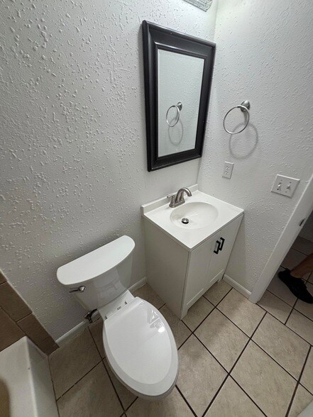 Building Photo - 5108 Sanibel Ave