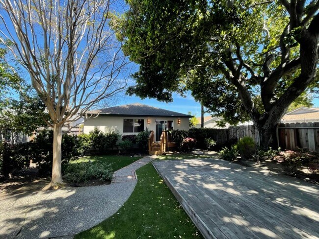 Building Photo - 3BD 1 BA Home in San Carlos with large bac...