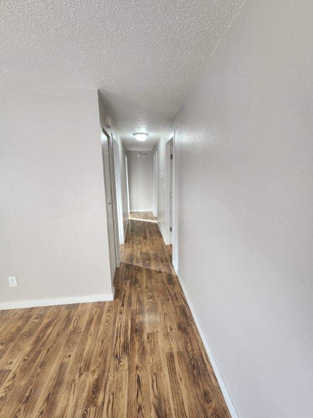 Building Photo - 2050 Del Mar Dr