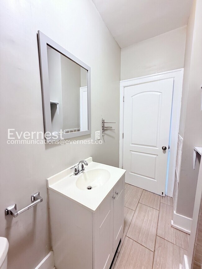 Building Photo - Spacious Home with Street Parking / 2 Bed, 1 Bath / Voucher / Pet-friendly / Coming Soon!