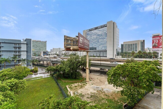 Building Photo - 1350 NW 8th Ct