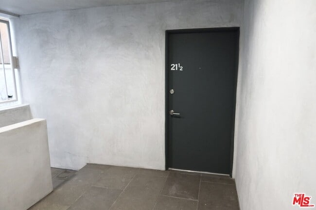 Building Photo - 21 1/2 Wavecrest Ave