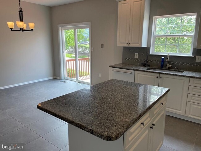 Building Photo - 601 Fawn Cir