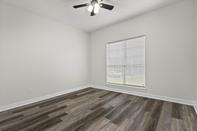 Building Photo - MOVE IN READY BEAUTY IN PINEHURST