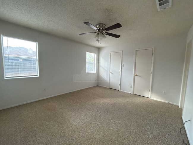 Building Photo - **2 WEEK FREE RENT***3103 Thoroughbred, Ki...