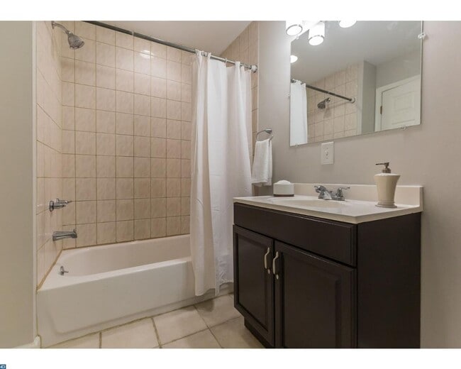Building Photo - Point Breeze Townhome