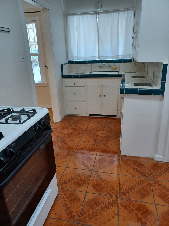 Kitchen - 641 N Harper Ave