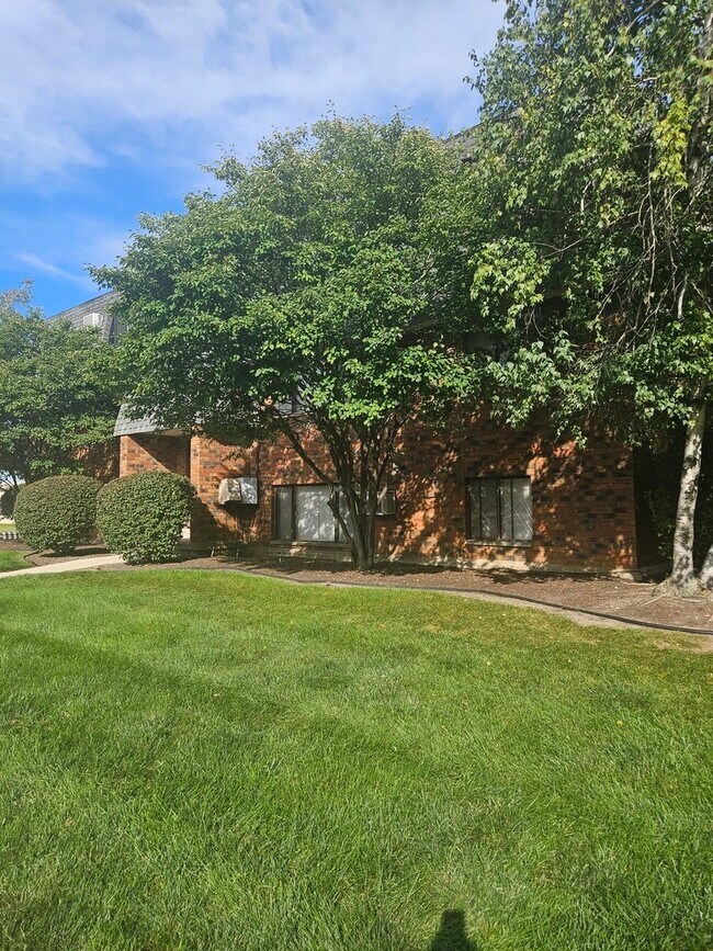 Building Photo - 1253 Getzelman Dr