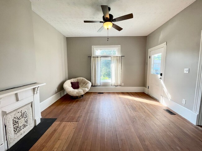 Building Photo - Beautiful Renovated 3 Bed 2 Bath Close to Downtown and UK