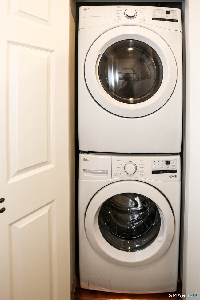 Building Photo - 36 Turn of River Rd