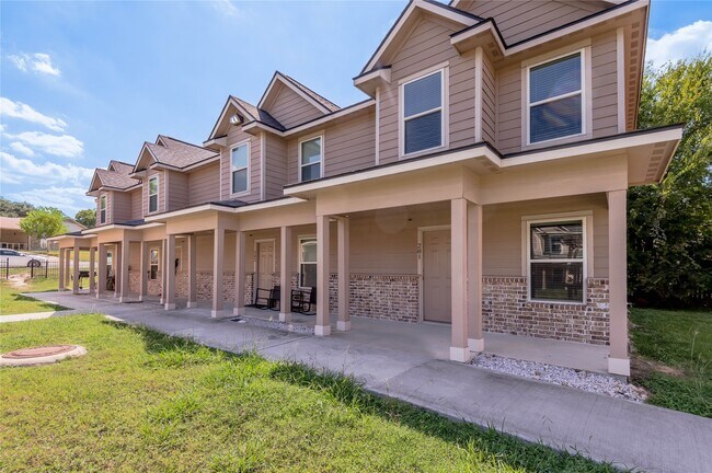 Building Photo - 2002 20th St