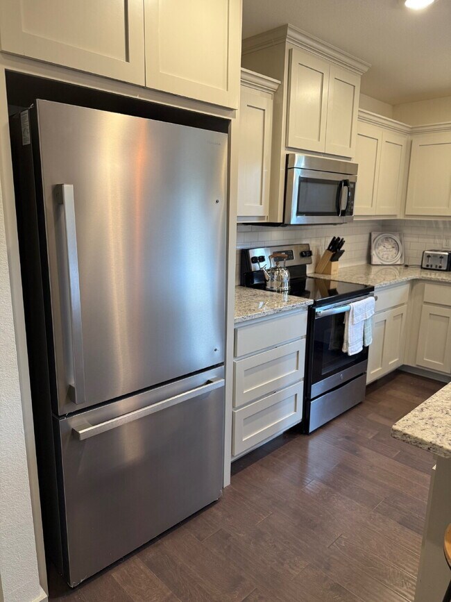 Building Photo - Charming Furnished 3-Bedroom 2 Bath Home i...