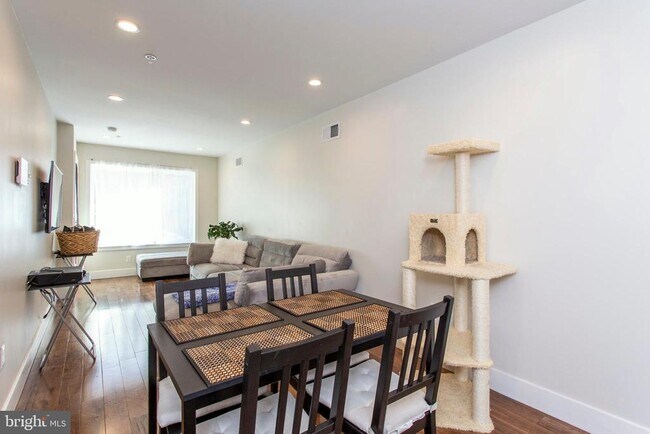 Building Photo - 2009 Oakford St