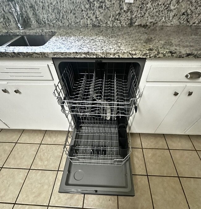 Building Photo - Modernly Charming