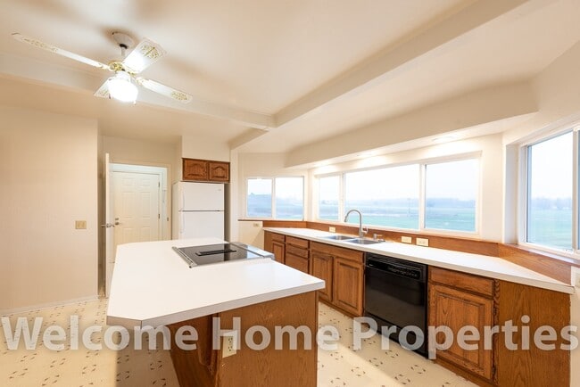 Building Photo - Beautiful Country Home on 1 Acre