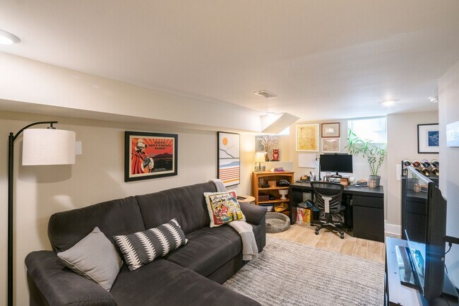 Building Photo - Two Bedroom Point Breeze Home