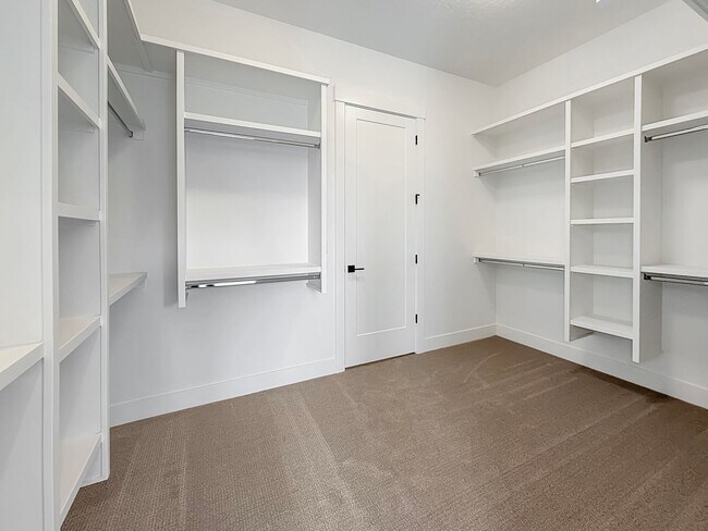 Building Photo - Luxury New Construction in Centerra: 4-Bed High-End Home, Dog Friendly, Fenced Yard, Near Downtow...