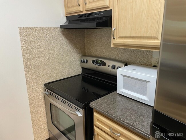 Building Photo - 911 Ravens Crest Dr