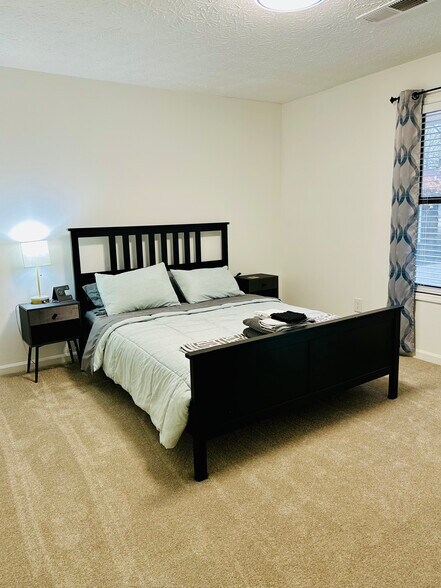 Building Photo - 1314 N Lea Ct SE