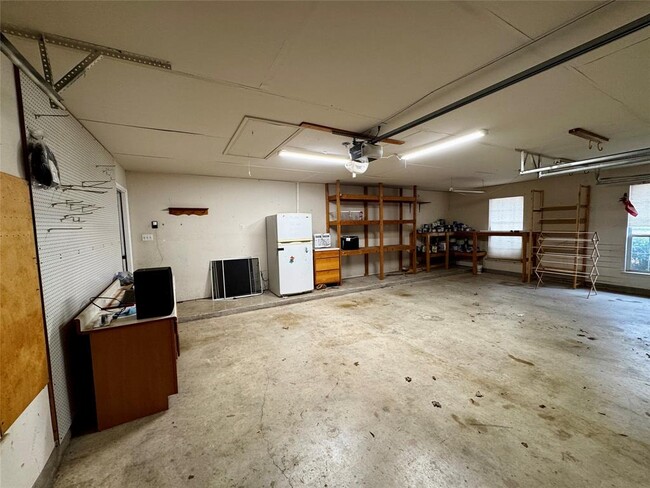 Building Photo - 104 Silk Tree Ln