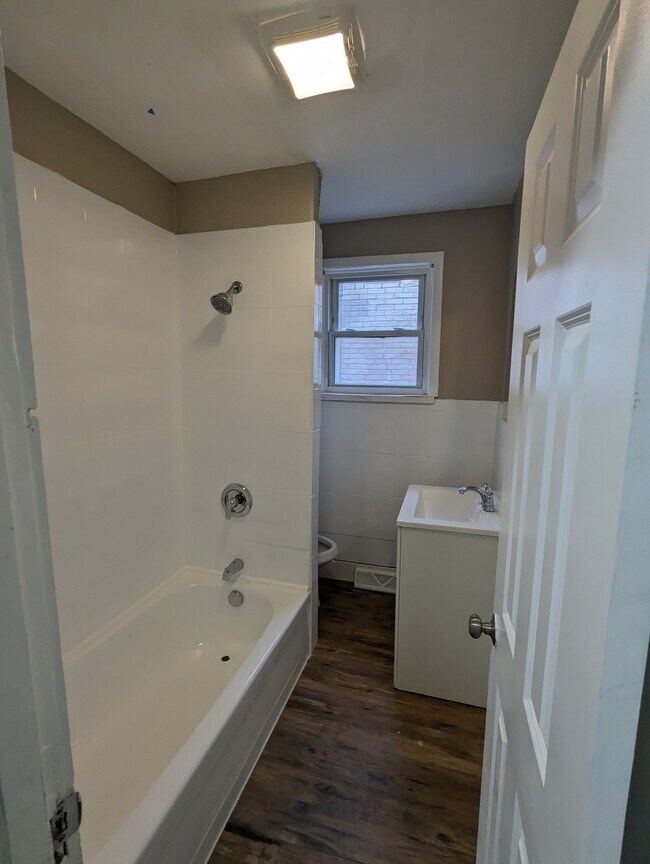 Building Photo - 5 W 27th St