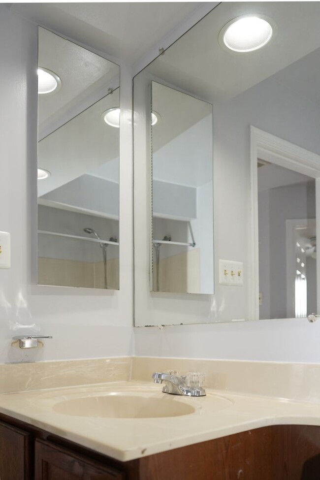 Building Photo - 4 Bedroom 3.5 Bath Townhome in Woodbridge, VA