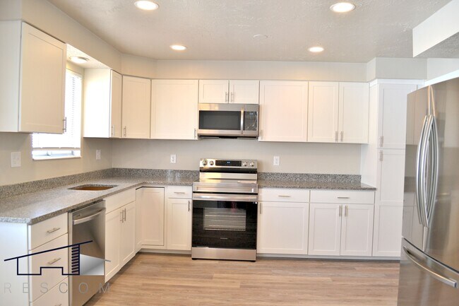 Building Photo - 1688 N Main St