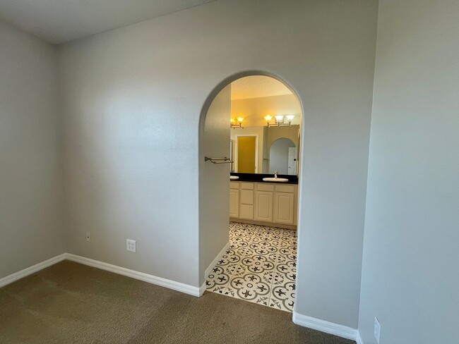 Building Photo - Private Townhouse in Heart of South Tampa