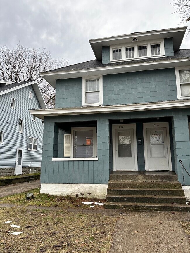 SE Side 2 Bedroom 1 Bathroom Duplex Unit 912 Martin Luther King