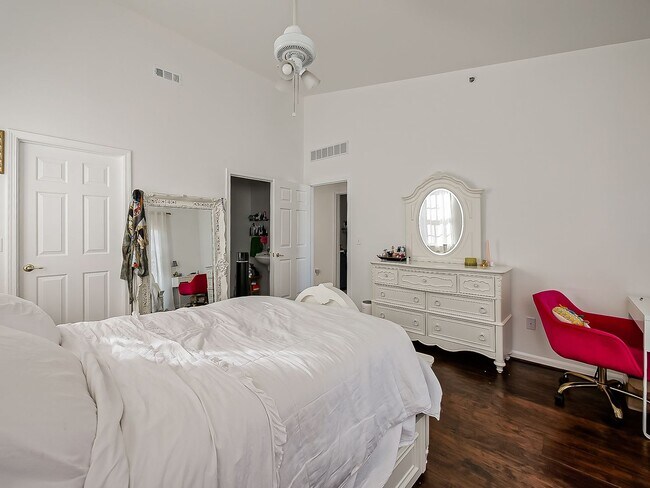 Building Photo - 14520 Vauxhall Dr