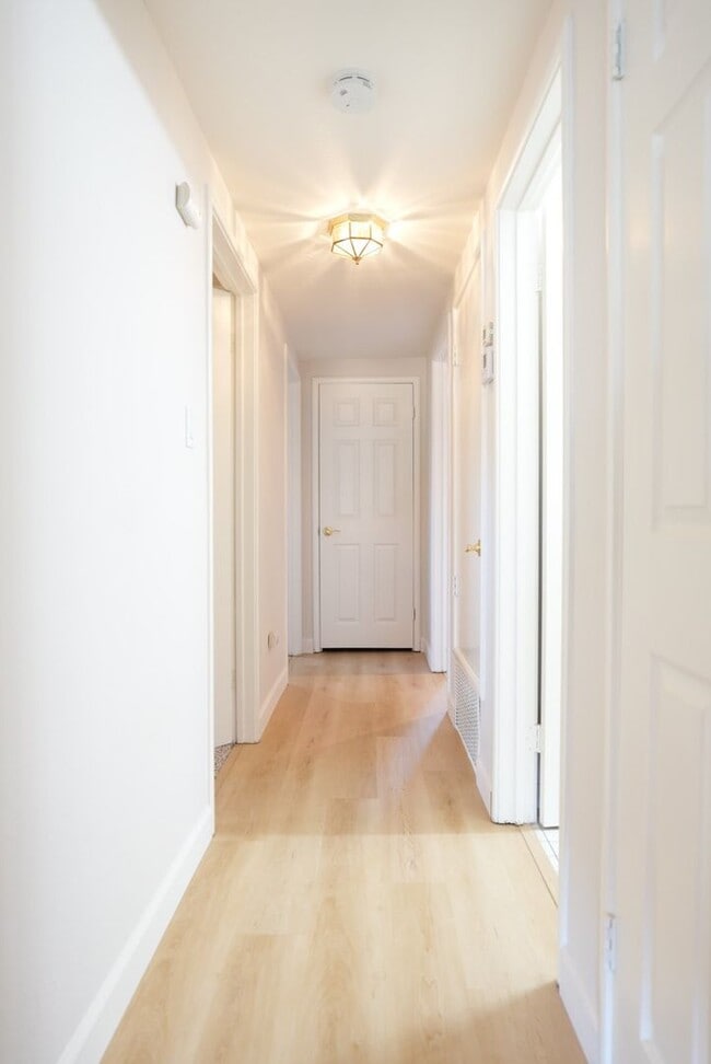 Building Photo - Charming Three Bedroom West Park Neighborh...
