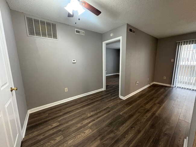 Building Photo - 1/2 First Full Month's Rent! 2BD/2BA Condo in Whispering Oaks.
