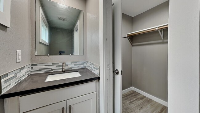 Building Photo - 1105 S Woodlawn St