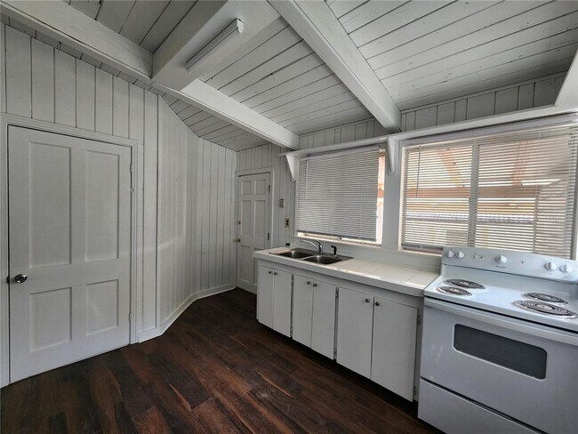 Building Photo - 120 SE 7th St